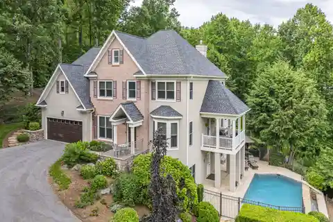 Beautiful Home in Upscale White Oak Plantation