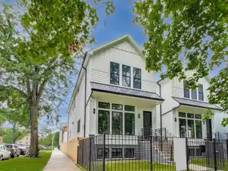 Stunning Six-bedroom Roscoe Village Retreat