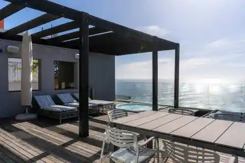Contemporary Luxury Home with Expansive Views
