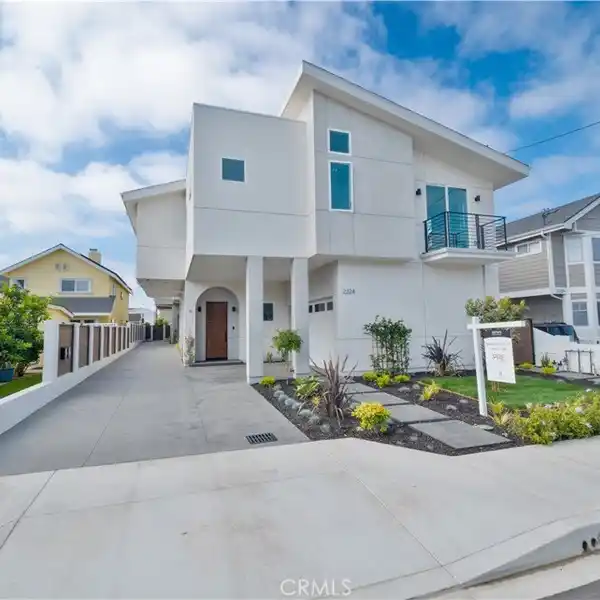 BEAUTIFULLY CRAFTED DETACHED TOWNHOME