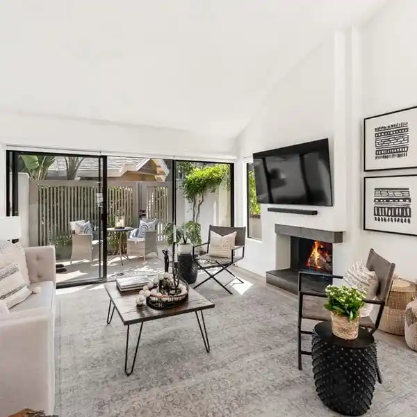 EXQUISITE TOWNHOUSE IN COVETED LAS VILLAS