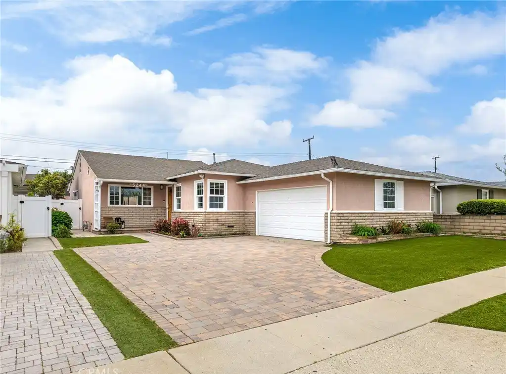Stunning Home in the Secluded Hollyglen Neighborhood