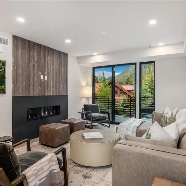 MOUNTAIN LUXURY LIVING NEAR WORLD-CLASS RESORTS