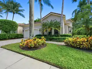 Lakefront Elegance with Seamless Indoor-Outdoor Living