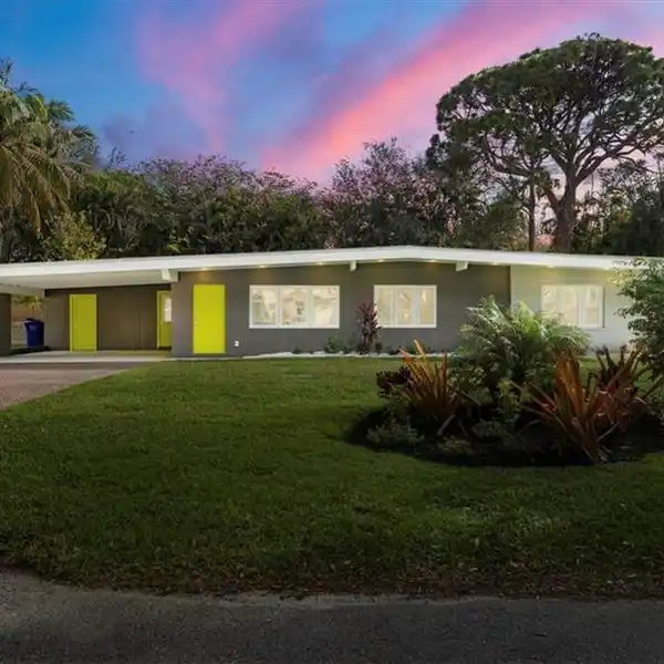 RENOVATED MID-CENTURY MODERN BEACH BUNGALOW