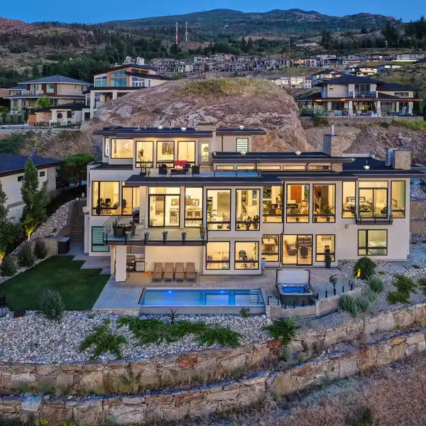 ARCHITECTURAL LAKEVIEW MASTERPIECE