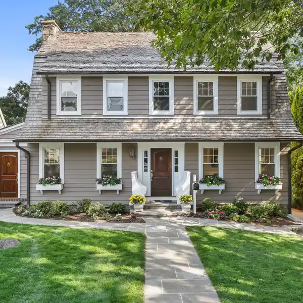 CHARMING HOME IN CONVENIENT LOCATION