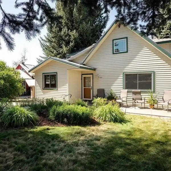 CHARMING HOME NEAR SKIING AND HOT SPRINGS