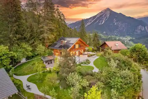 A Chalet on the Sunny Plateau of Alvaneu Dorf