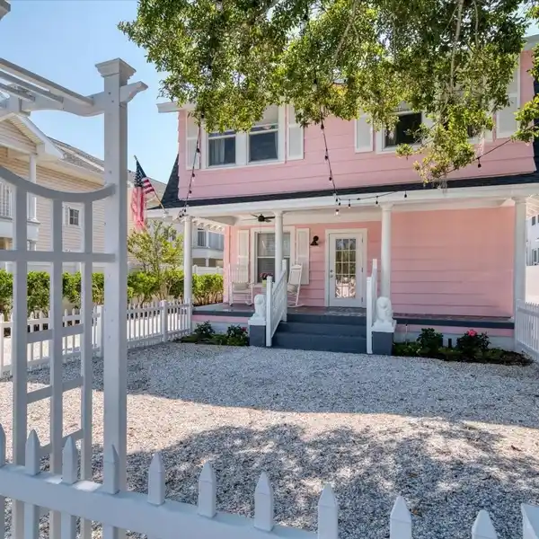 CHARMING HOME WITH SEPARATE COTTAGE