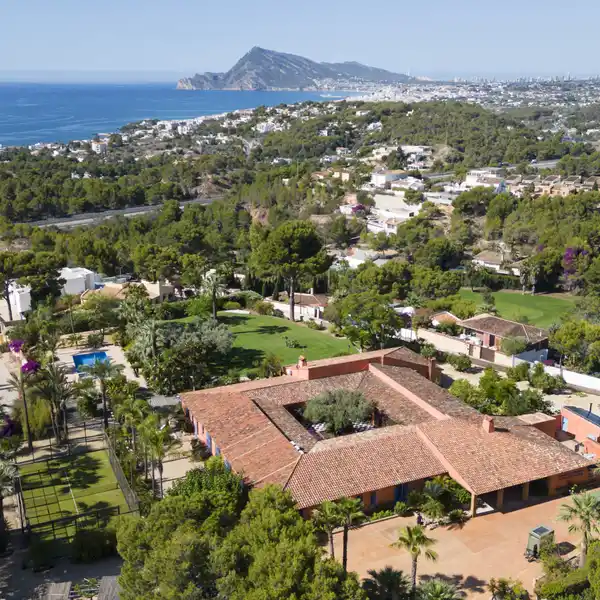 EXCLUSIVE SIX BEDROOM VILLA