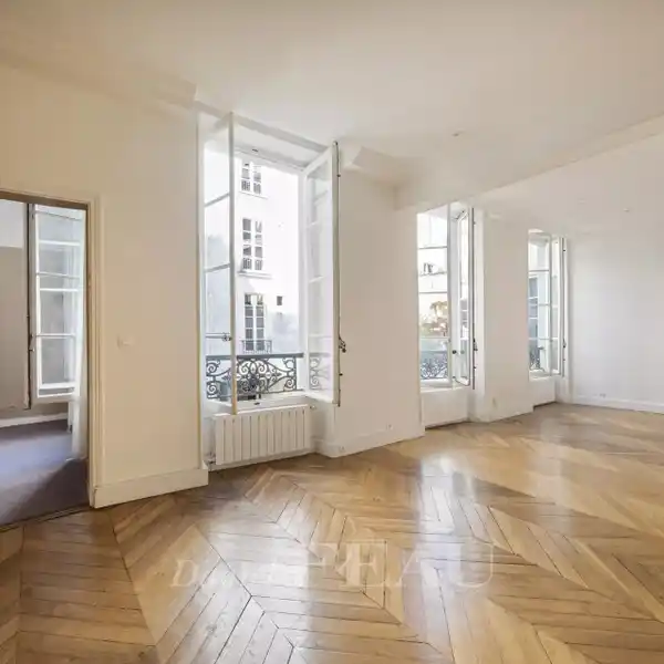 RUE DE VERNEUIL APARTMENT OVERLOOKING A GREEN COURTYARD