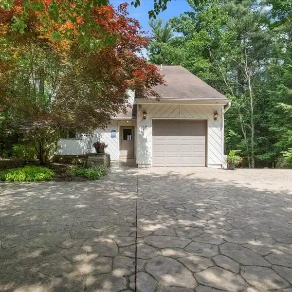 BEAUTIFUL HOME WITH SWEEPING VIEWS