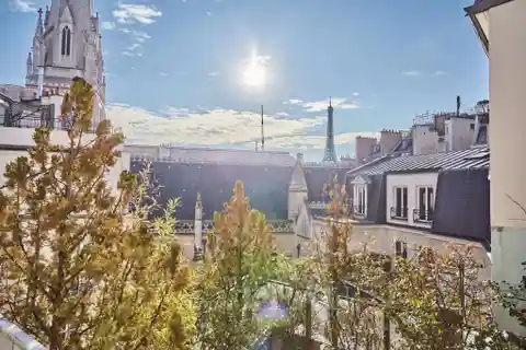 Split-level Apartment in the Golden Triangle