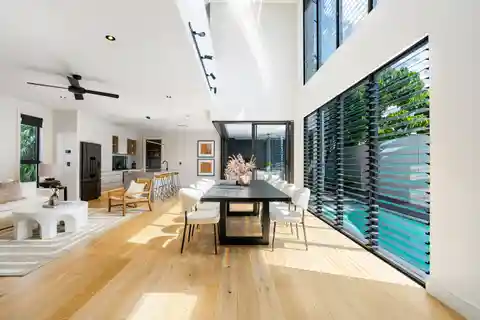 Contemporary Coastal Lifestyle in a Sought-after Enclave