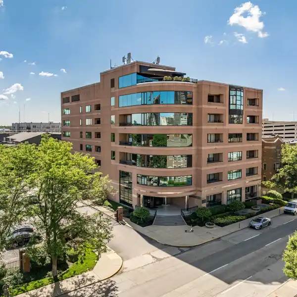 ELEGANT CORNER CONDO IN DOWNTOWN INDY