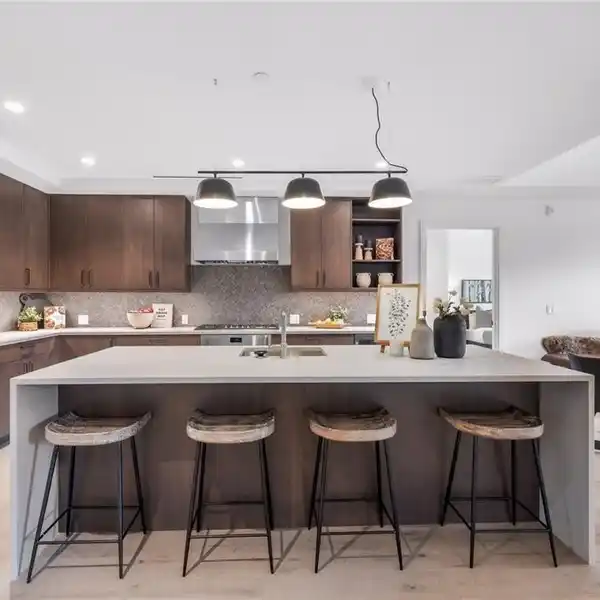 TOP-FLOOR 2-BEDROOM CONDO WITH MOUNTAIN VIEWS AT FRONTGATE