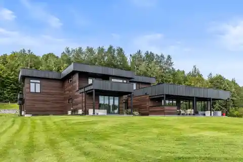Spacious Modern Residence