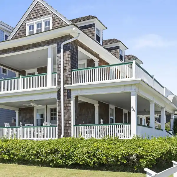RARE BEACHFRONT RESIDENCE