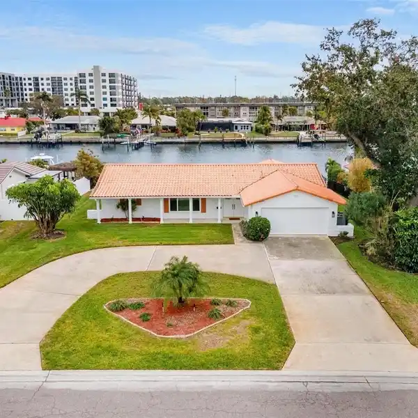 CLASSIC CANAL-FRONT BROADWATER HOME