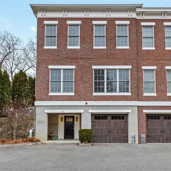 EXCEPTIONAL TOWNHOUSE IN THE HEART OF PELHAM