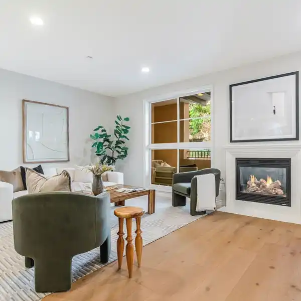 STYLISH SMART HOME STEPS FROM CONCERT PARK