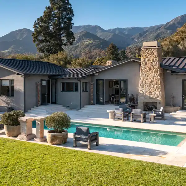 MODERN ELEGANCE AND SOPHISTICATION IN RIVEN ROCK
