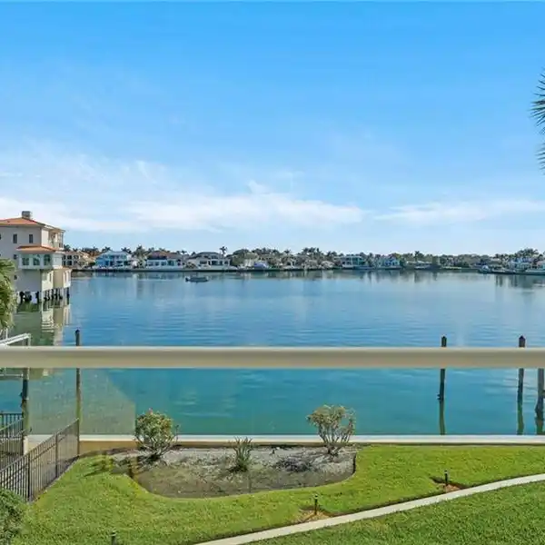 RARELY AVAILABLE VENETIAN COVE CLUB CONDOMINIUM