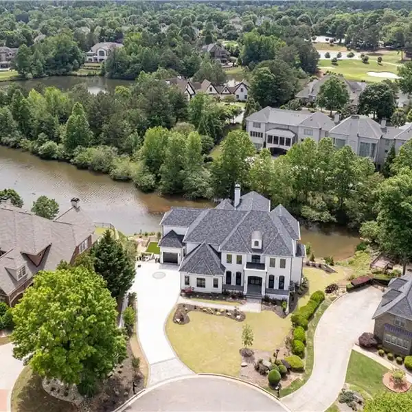 THE PINNACLE OF COUNTRY CLUB LIVING