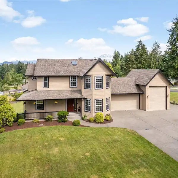 IMPECCABLE HOME IN COUNTRY MEADOWS