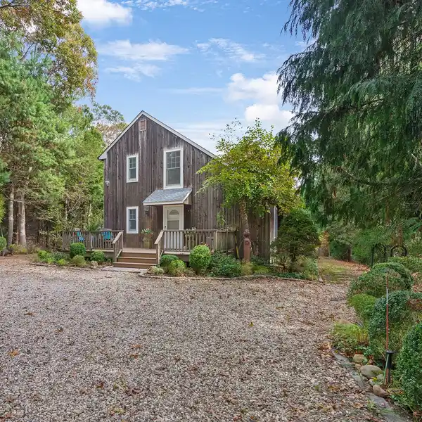 COMFORTABLE HOME IN THE NEAR NORTHWEST