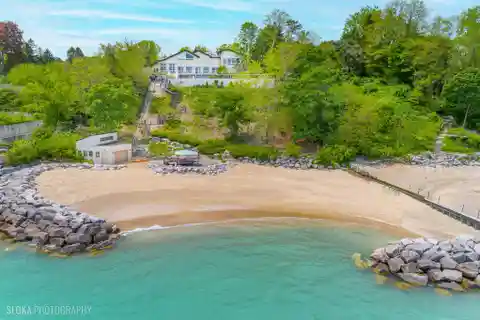 Extraordinary Lakefront Residence