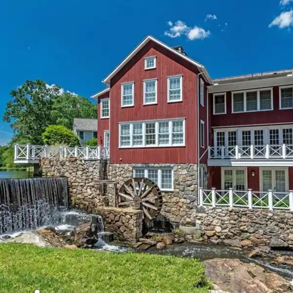SOPHISTICATED LIVING AT SOUGHT-AFTER JELLIFF MILL FALLS