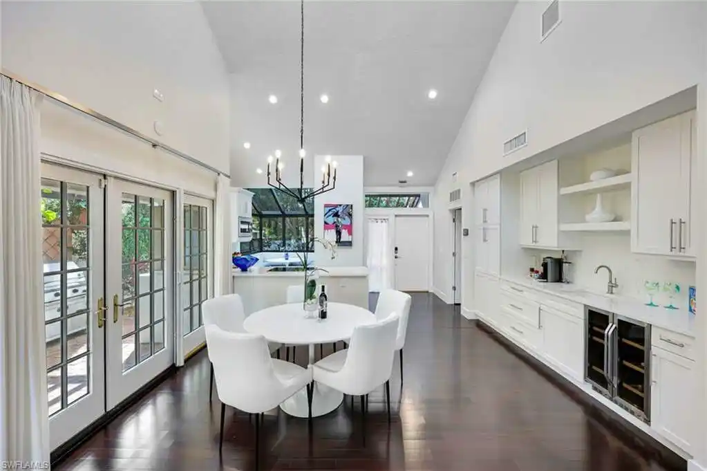 Exquisite Residence in Desirable Bay Villas
