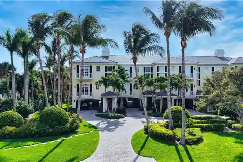 Spacious Townhome with Pool and Parking