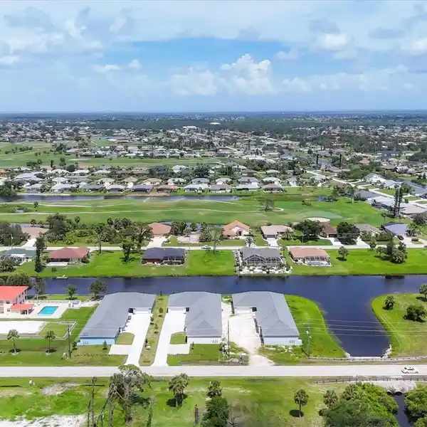 CORNER CANAL FRONT LIVING