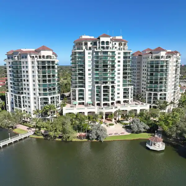 BRIGHT AND INVITING CONDO