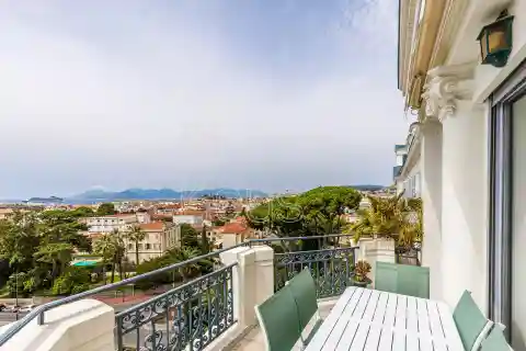 Top-floor Apartment with a View of the Mediterranean