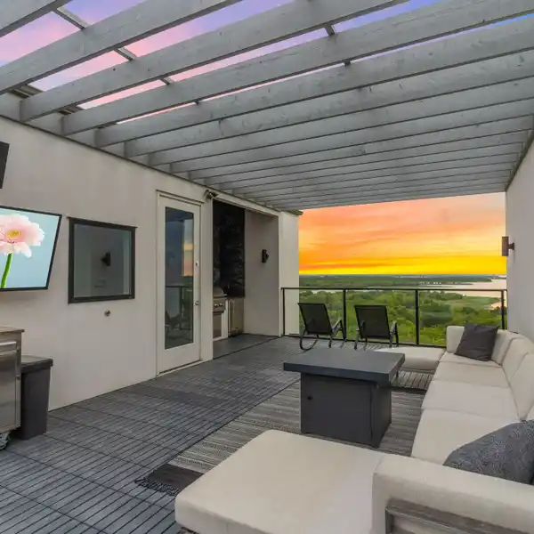 MODERN TOWNHOME WITH ROOFTOP PATIO