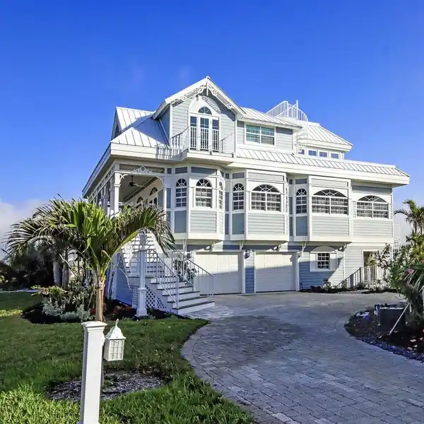 REMODELED HOME IN EXCLUSIVE VICTORIA COVE