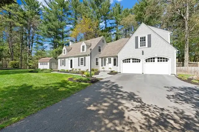 Picture Perfect Cape in a Prime Location