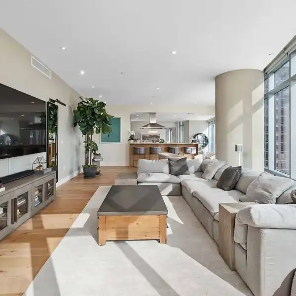 CONTEMPORARY RESIDENCE AT THE AUSTONIAN