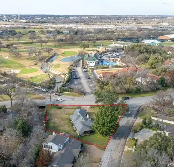 SIZABLE CORNER LOT ON COLONIAL PARKWAY