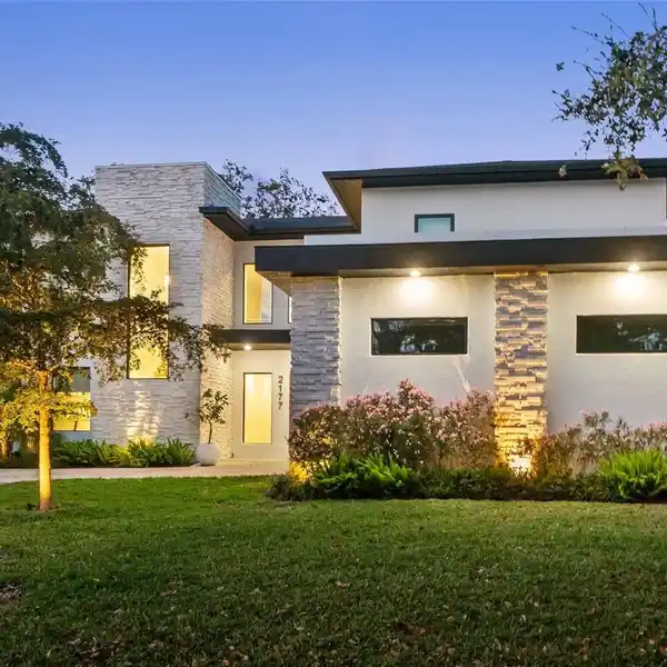 SIMPLY STUNNING NEWER CONSTRUCTION