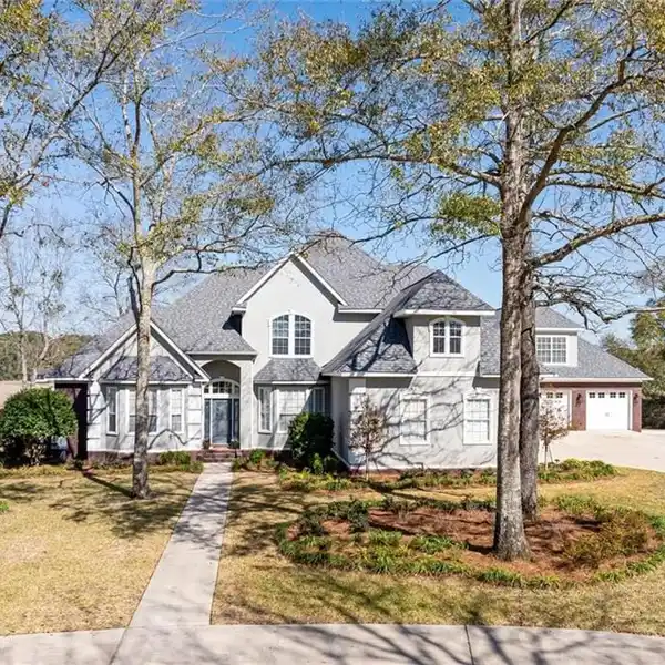 WELL-MAINTAINED WATERFRONT PROPERTY IN TRANQUIL LOCATION