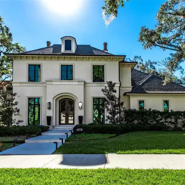 STUNNING SOUTH TAMPA CUSTOM HOME IN DESIRABLE BEACH PARK