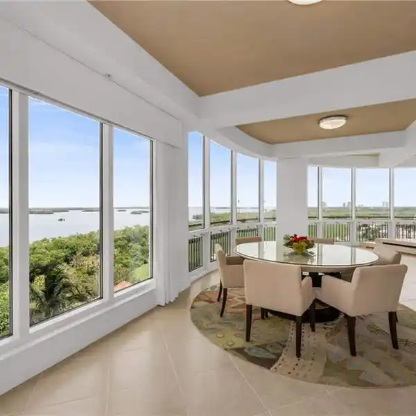 CORNER RESIDENCE IN AZURE