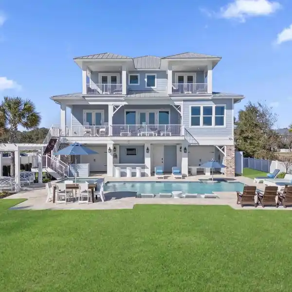 LUXURIOUS COASTAL RETREAT
