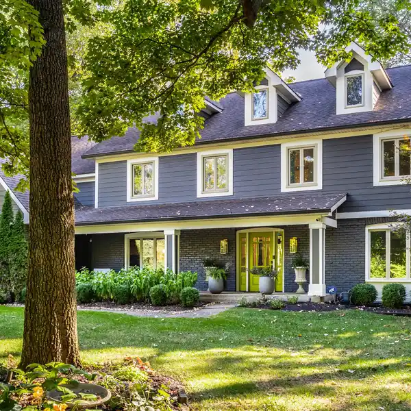 DISTINGUISHED RESIDENCE OFFERS THE BEST OF BOTH WORLDS