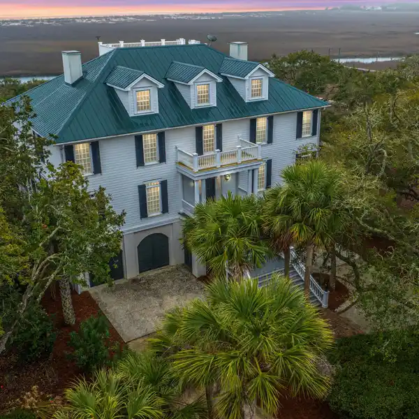 GRAND HOME ON THE CREEK